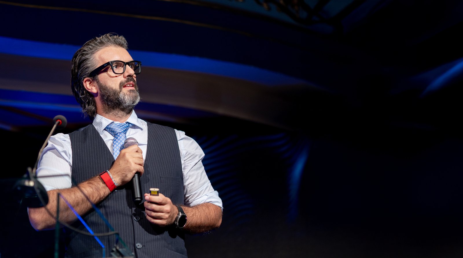 Fabrizio Maniglio speaking on stage